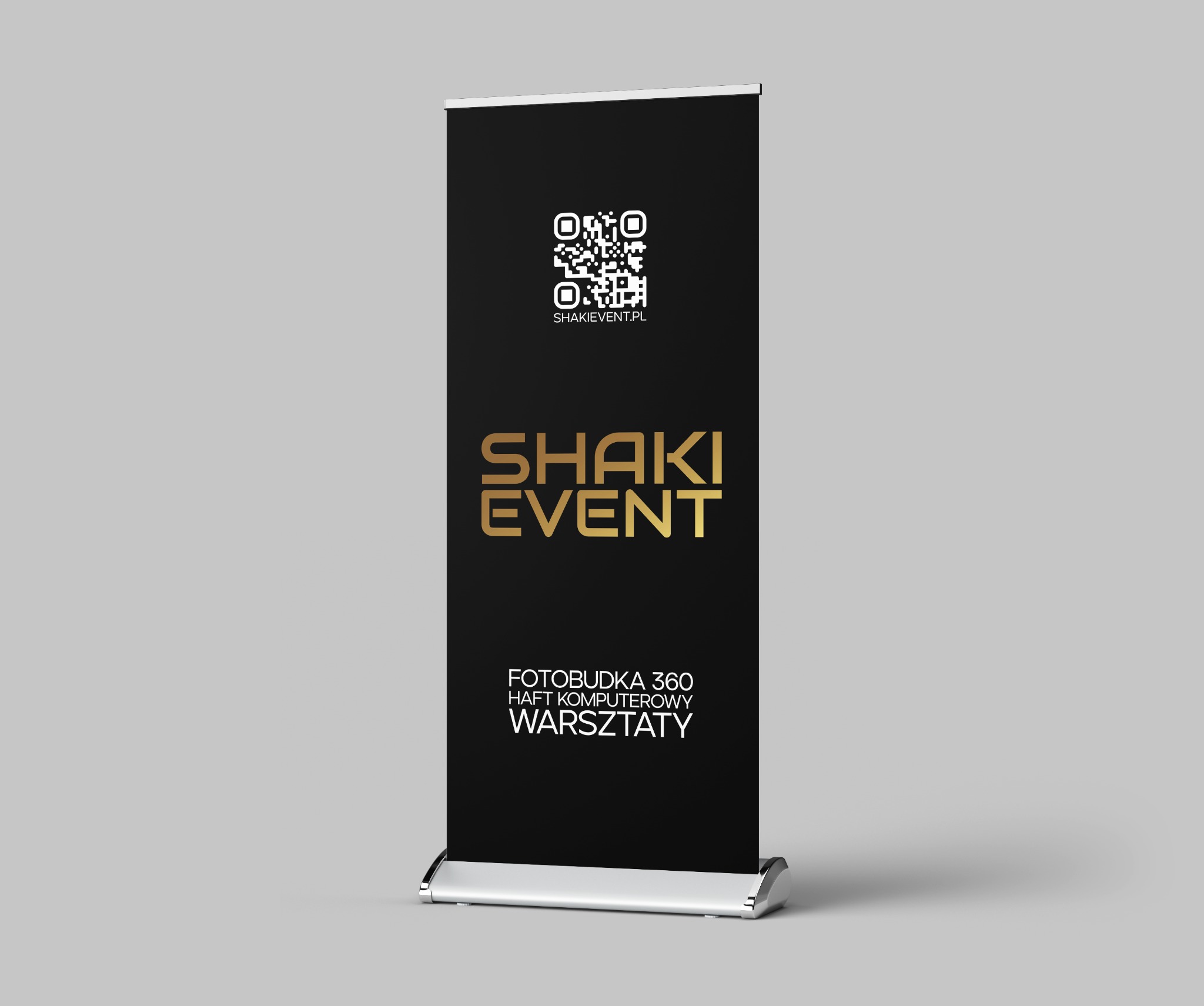 Rollup z czarnym tłem, złotym logo 'SHAKI EVENT', kodem QR i informacją o fotobudce 360, hafcie komputerowym i warsztatach. Stojak na jasnym tle.