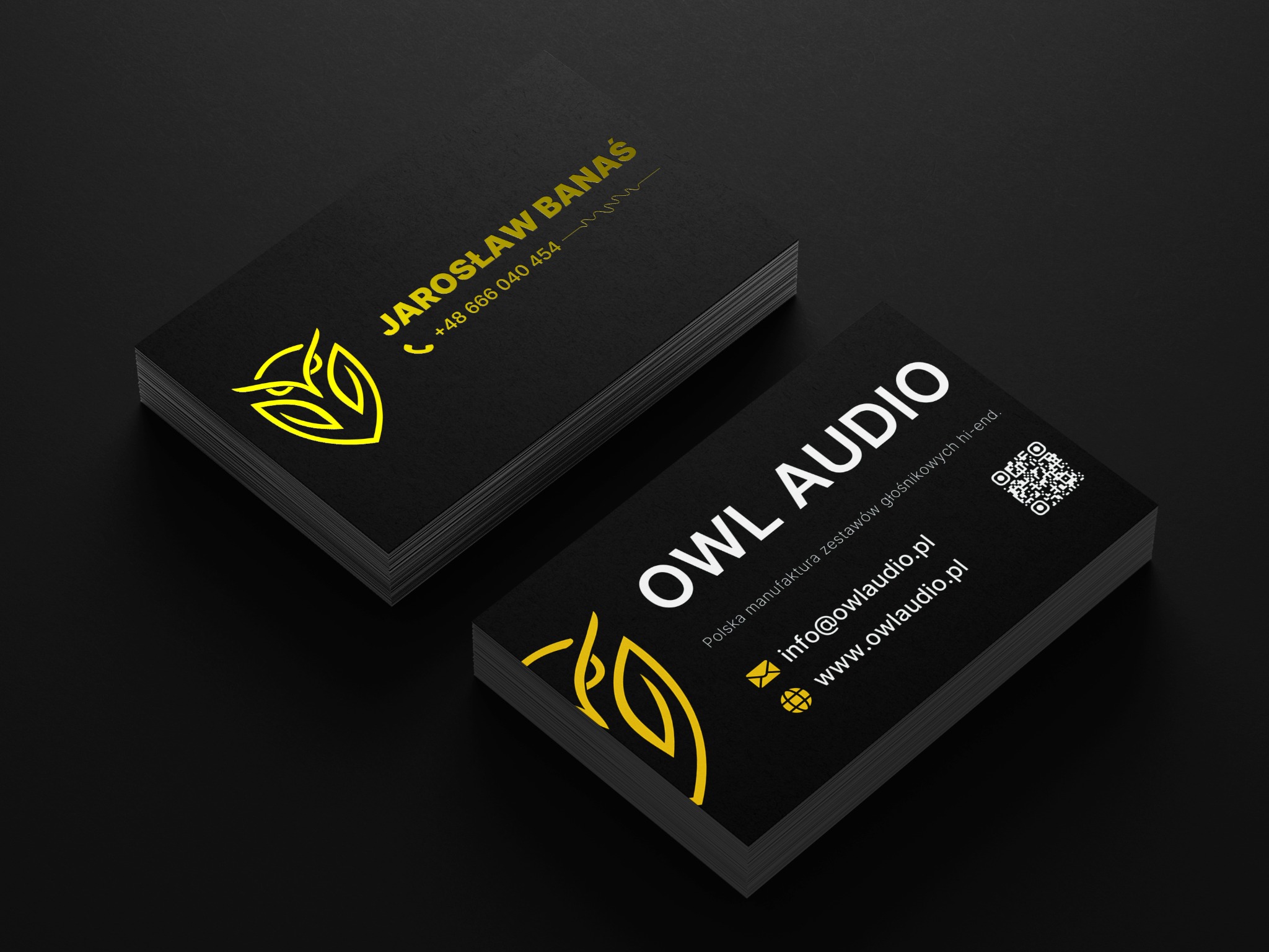 Eleganckie, czarne wizytówki Owl Audio z żółtym logo sowy i danymi kontaktowymi, ułożone w stosy na ciemnym tle. Minimalistyczny design, wysoka jakość druku.