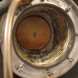 I.S GAS SERWIS SPÓŁKA Z OGRANICZONĄ ODPOWIEDZIALNOŚCIĄ - Zanieczyszczony wymiennik ciepła pieca gazowego, widoczne osady i korozja. Element przed czyszczeniem lub wymianą, instalacja CO w zbliżeniu.