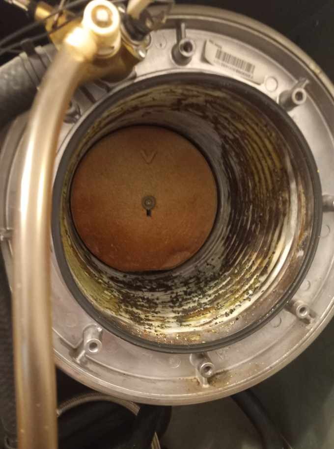 Zanieczyszczony wymiennik ciepła pieca gazowego, widoczne osady i korozja. Element przed czyszczeniem lub wymianą, instalacja CO w zbliżeniu.