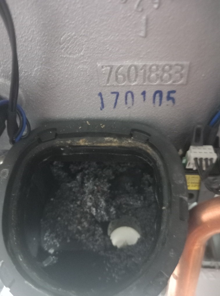 Zanieczyszczone wnętrze kotła gazowego, widoczne osady i zabrudzenia w komorze spalania. Numer seryjny kotła na obudowie: 7601883, 170105.