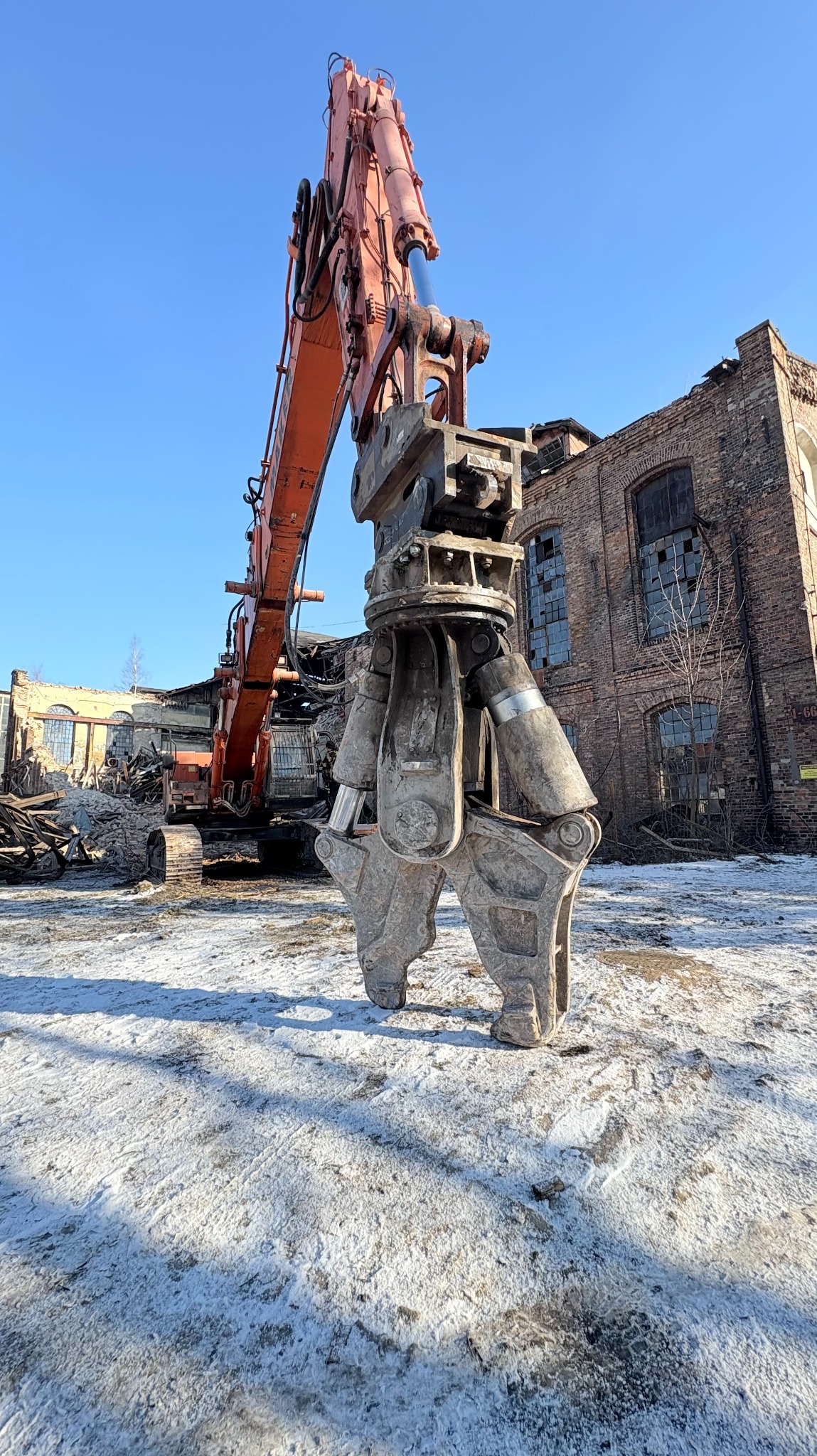 3 metry wysokości samego chwytaka. Luty 2026