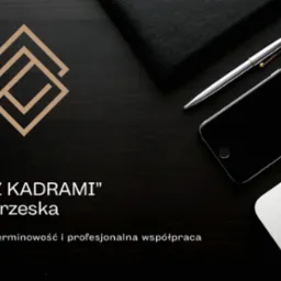 Biuro 'Z KADRAMI' Edyta Brzeska: laptop, telefon, notatnik i pióro na ciemnym biurku. Logo firmy w lewym górnym rogu. Rzetelność, terminowość i profesjonalna współpraca.