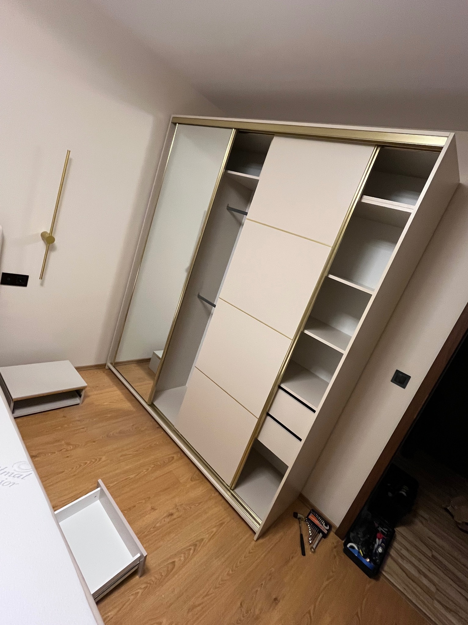 Zlecenie 03.2026 - realizacja złożenia szafy łóżka oraz szafek wiszących