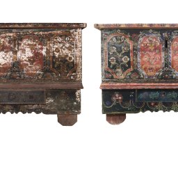 W.ARTE konserwacja i restauracja dzieł sztuki Weronika Gwadera - Skrzynia ludowa: stan przed i po konserwacji. Po lewej: zniszczona farba, po prawej: odnowione, barwne zdobienia kwiatowe, widoczne detale snycerskie.