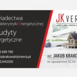 Wizytówka z danymi kontaktowymi inż. Jakuba Krakowskiego, oferującego świadectwa i audyty energetyczne. W tle model domu i plany architektoniczne.