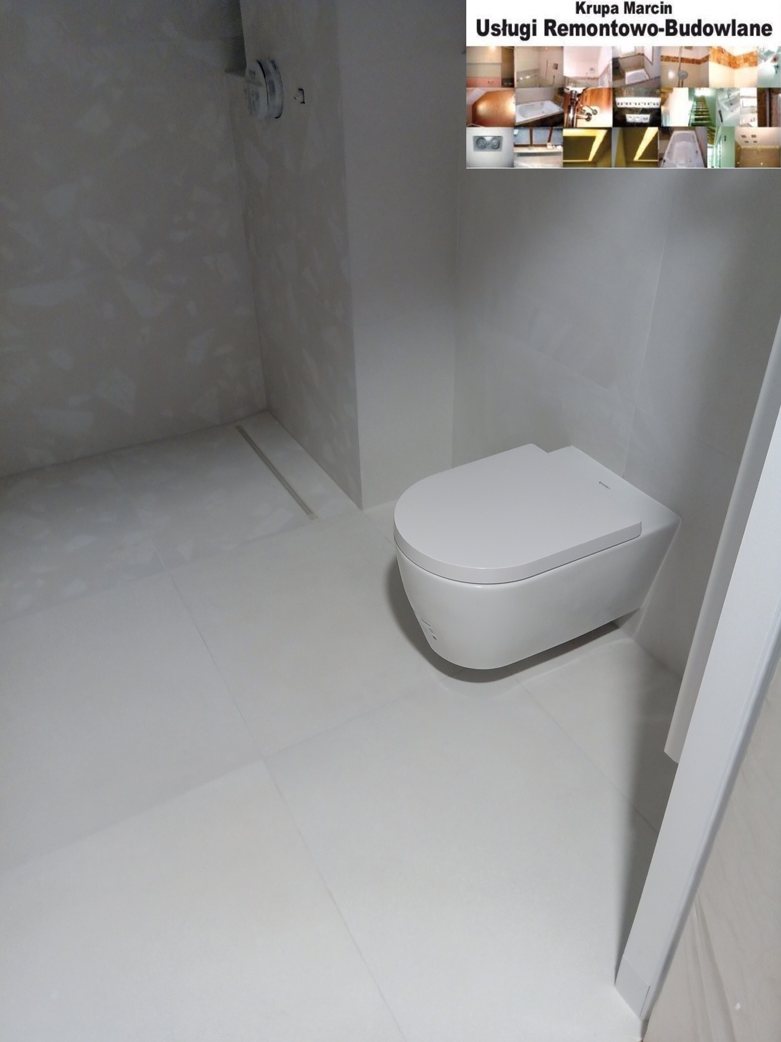 Nowoczesna, minimalistyczna łazienka z podwieszaną toaletą i odpływem liniowym w podłodze. Całość utrzymana w jasnej tonacji.