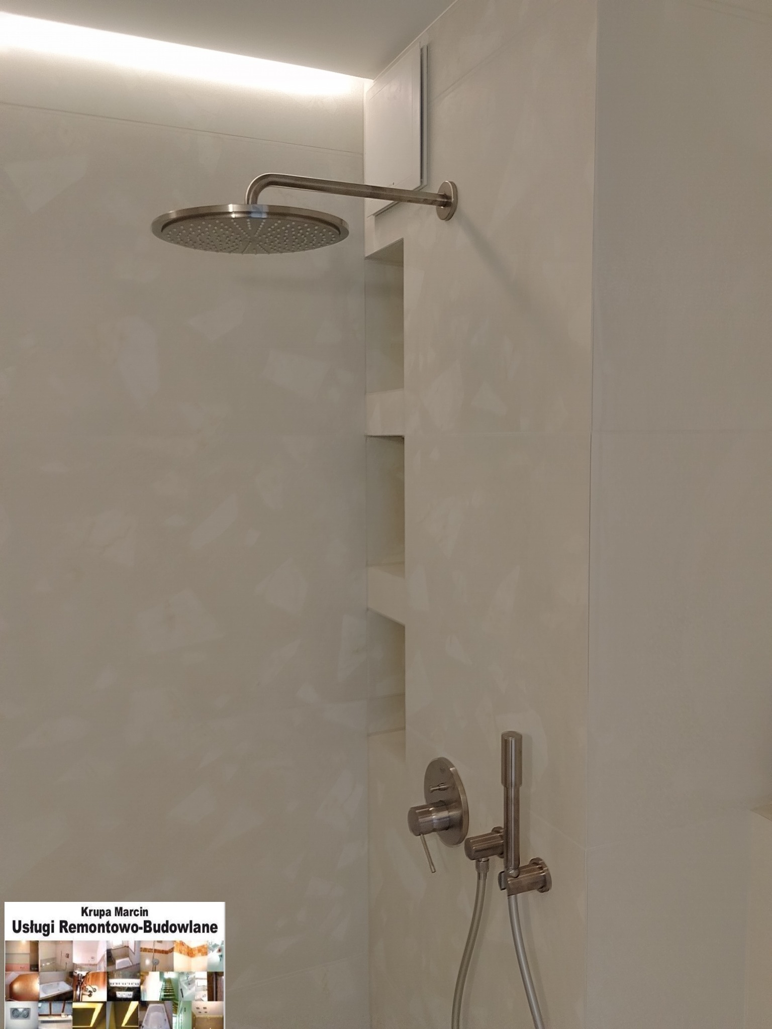 Nowoczesna łazienka z deszczownicą i wnękami w ścianie wyłożonej jasnymi płytkami. Minimalistyczny design, chromowana armatura, oświetlenie LED.