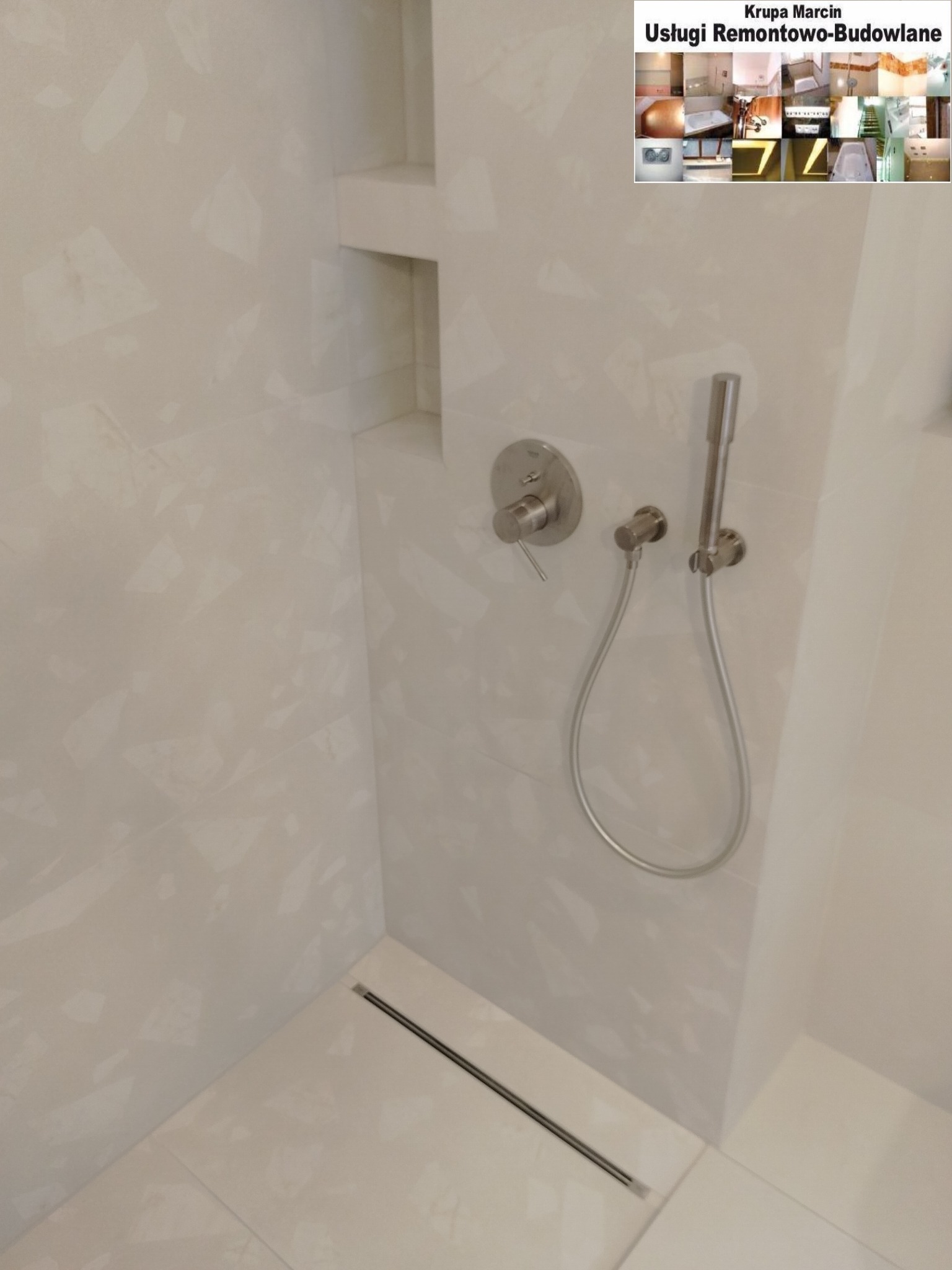 Wykończony natrysk w kabinie z jasnymi płytkami imitującymi lastryko, bateria podtynkowa, odpływ liniowy. W tle logo firmy remontowej.