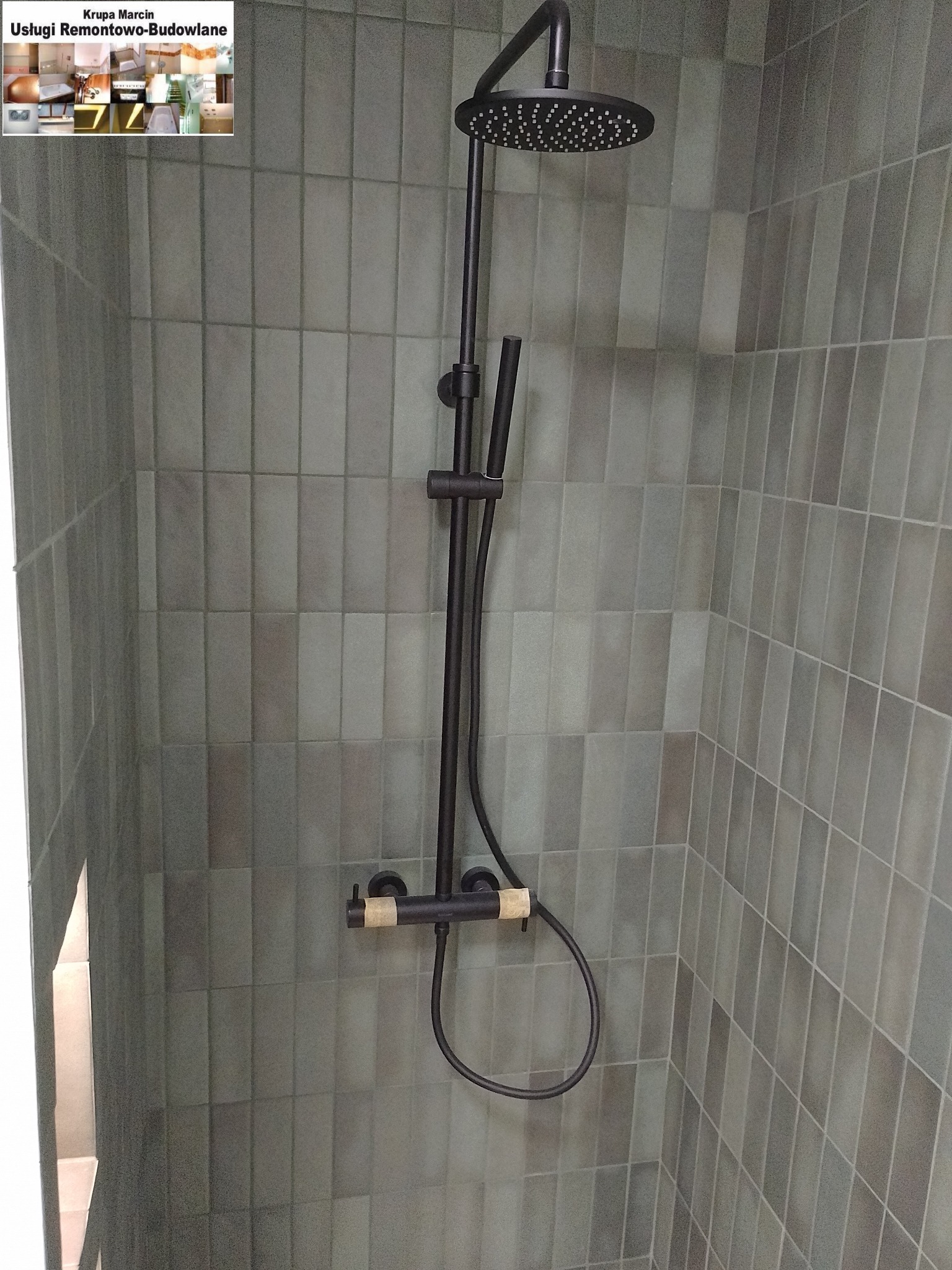 Nowoczesna kabina prysznicowa z deszczownicą w odcieniach szarości, wykończona pionowymi płytkami. Minimalistyczny design.