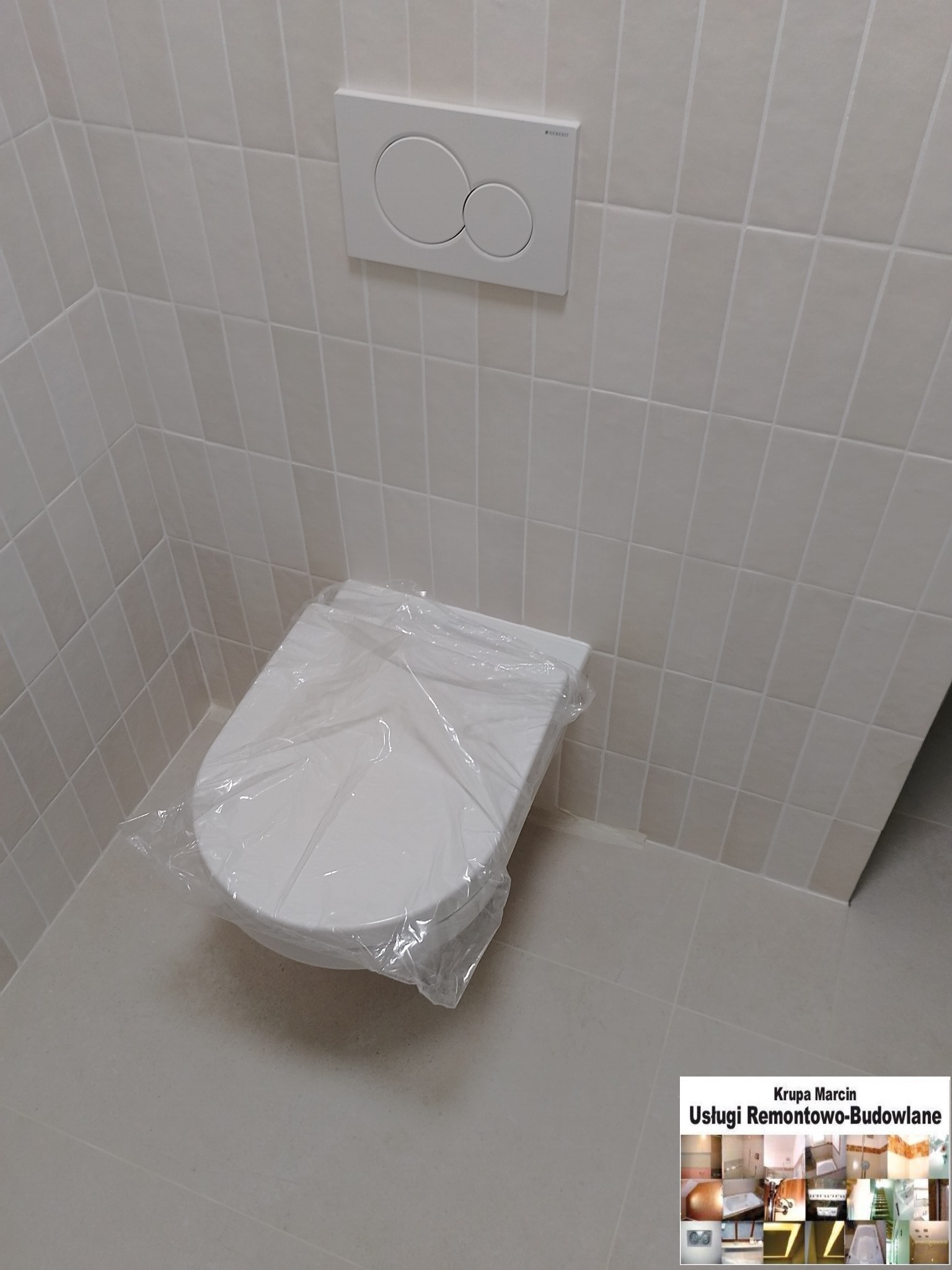 Biała toaleta w folii ochronnej, świeżo po montażu, na tle wykafelkowanej, jasnej ściany i podłogi. Widoczny przycisk spłuczki. Ujęcie z dołu.