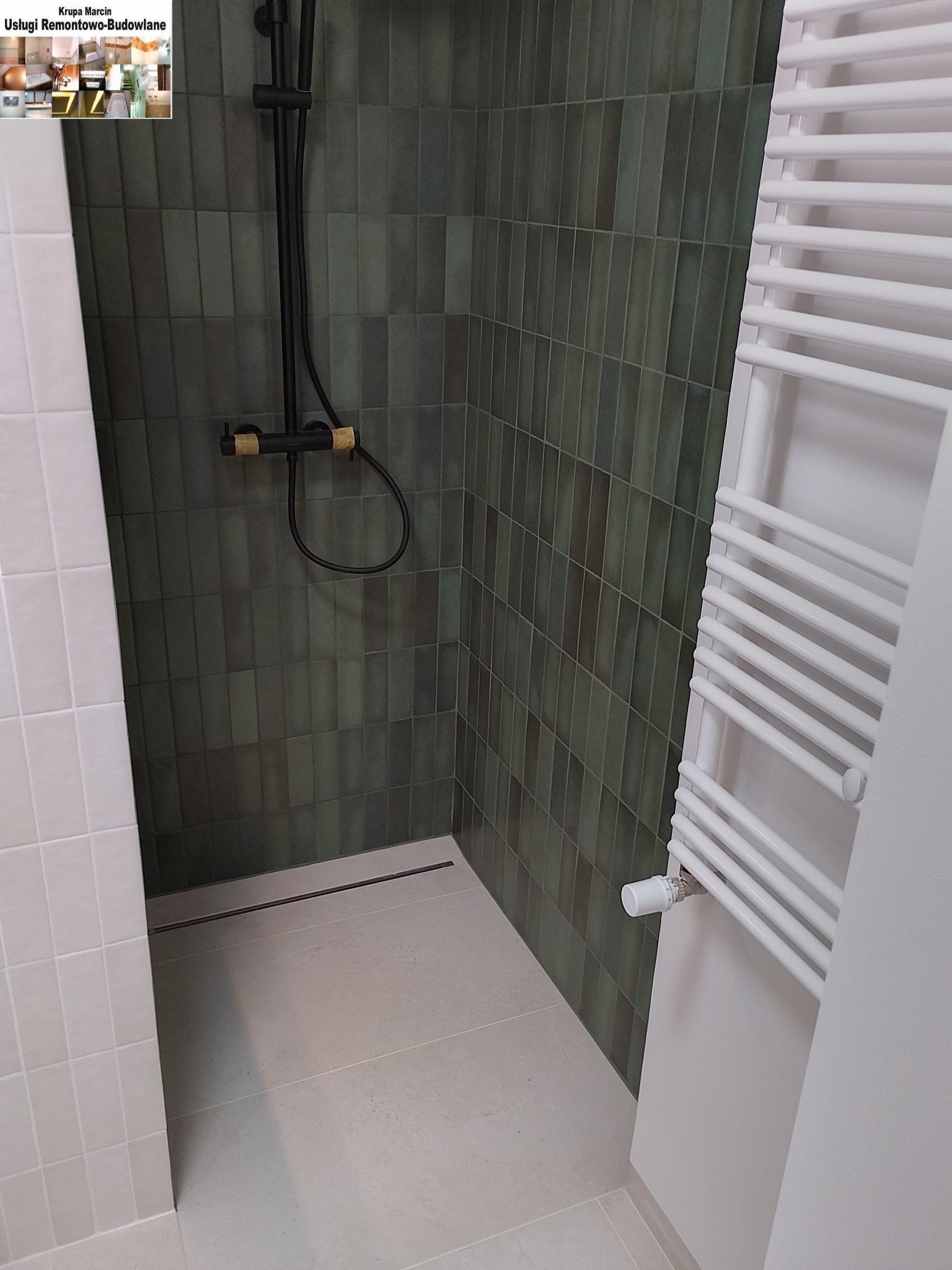Nowoczesna kabina prysznicowa z zielonymi płytkami i czarną armaturą w Warszawie. Grzejnik drabinkowy dopełnia aranżację.