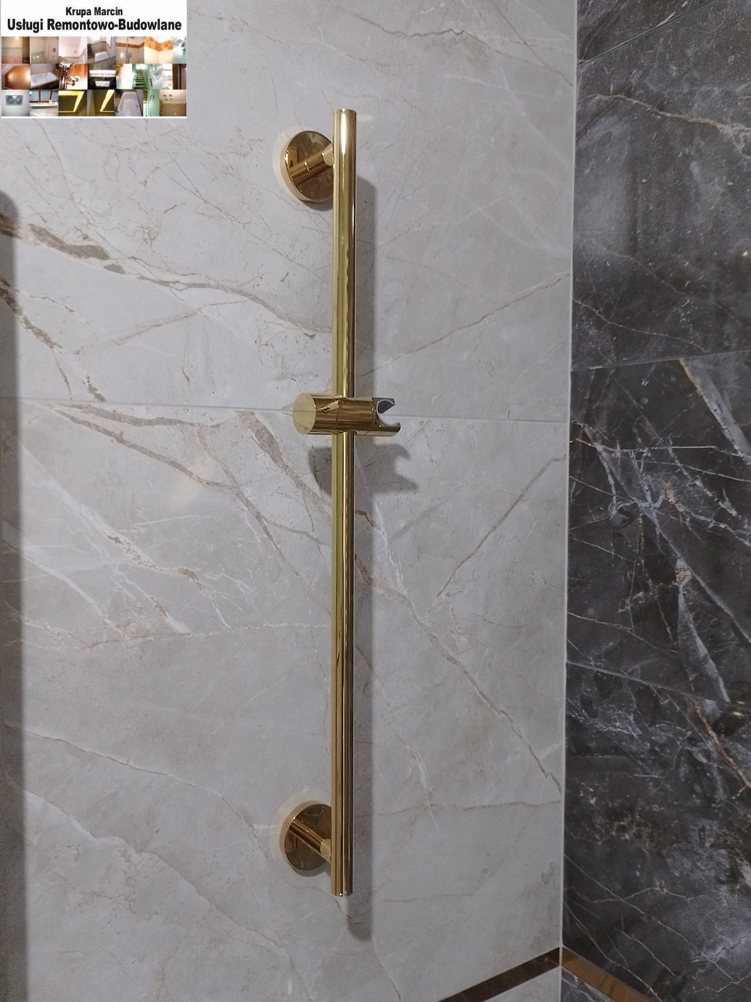 Wykończona łazienka: złoty drążek prysznicowy na tle marmurowych płytek w odcieniach beżu i szarości. Nowoczesny design, eleganckie detale, wysoka jakość materiałów.