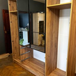 Proces skręcania szafy 2m