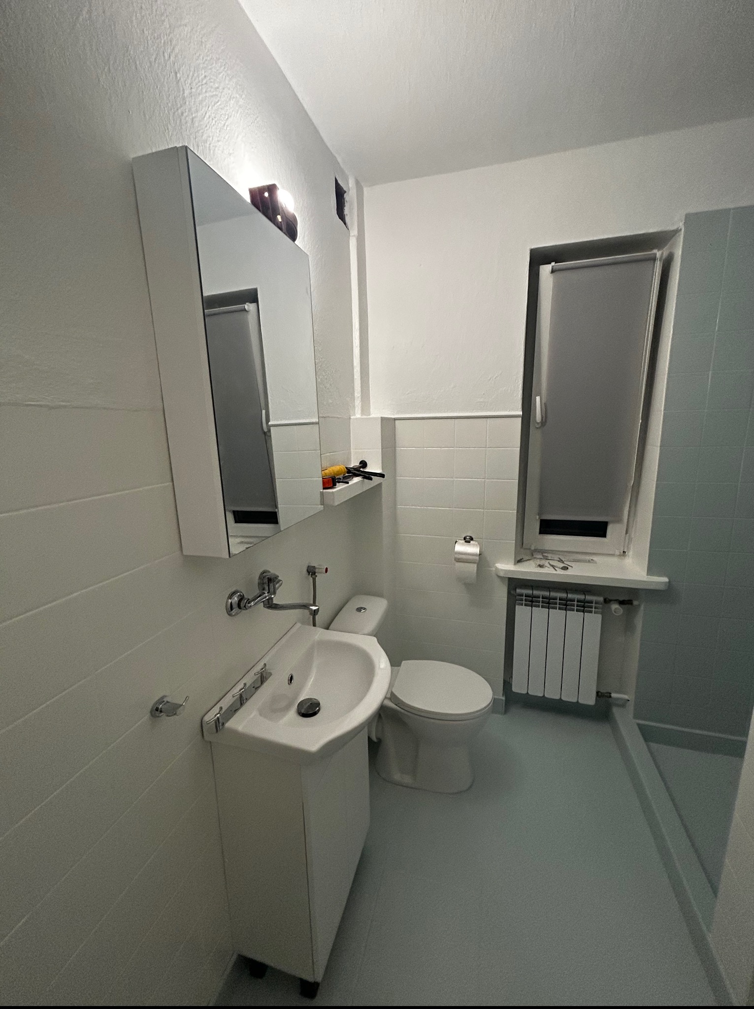 Rewitalizacja łazienki. Malowanie płytek i wymiana całej armatury