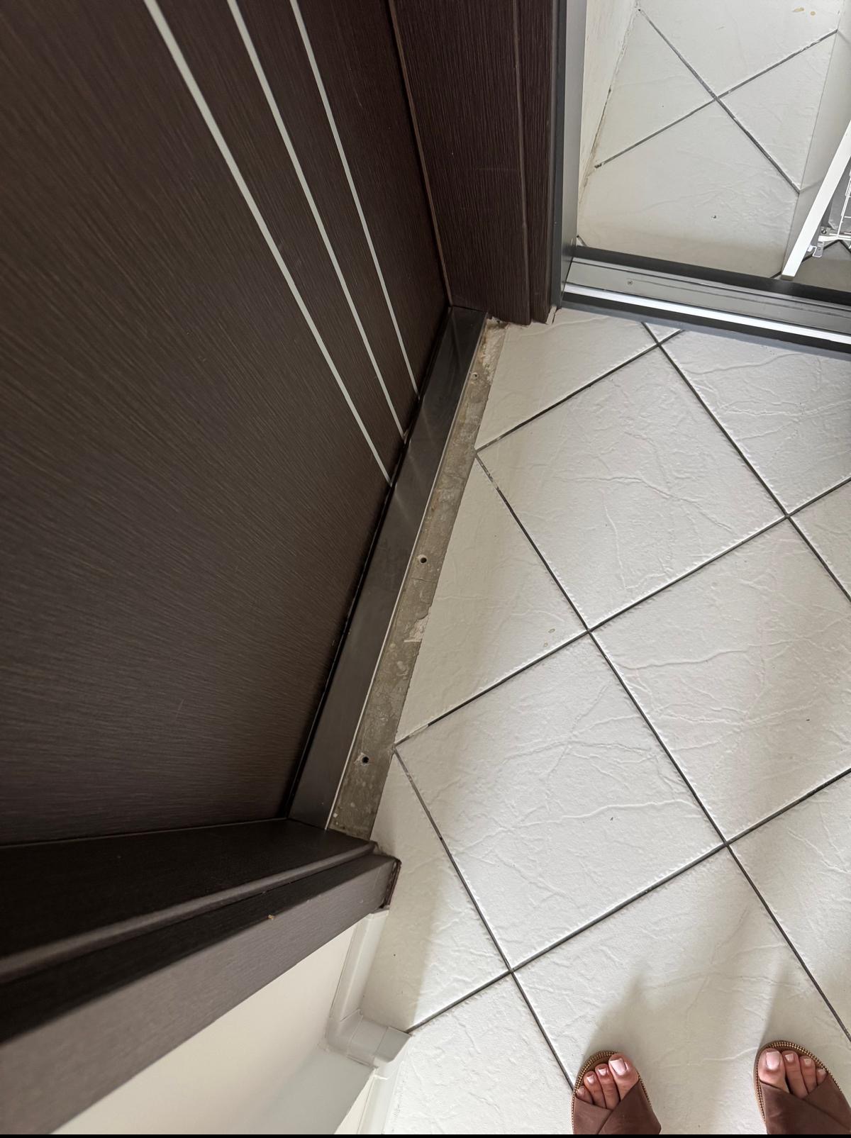 Niestandardowe i kreatywne podejscie do naprawy podłogi. Imitacja płytek podlogowych