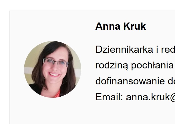 Portret uśmiechniętej kobiety w okularach, obok dane kontaktowe dziennikarki i redaktorki Anny Kruk, z adresem email. Jasne tło.
