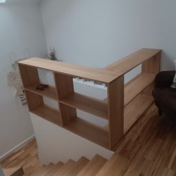 W-Grand Swietłana Makarewicz - Drewniane schody z oryginalną balustradą, która pełni funkcję regału. Jasne drewno, minimalistyczny design, skosy poddasza.