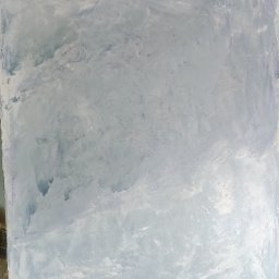 Di Ambrosio Sztuka Wapienna - Świeżo pomalowana ściana w odcieniach szarości na drewnianym stojaku malarskim. Widoczne ślady pędzla i nierównomierne krycie farby. Surowe tło.