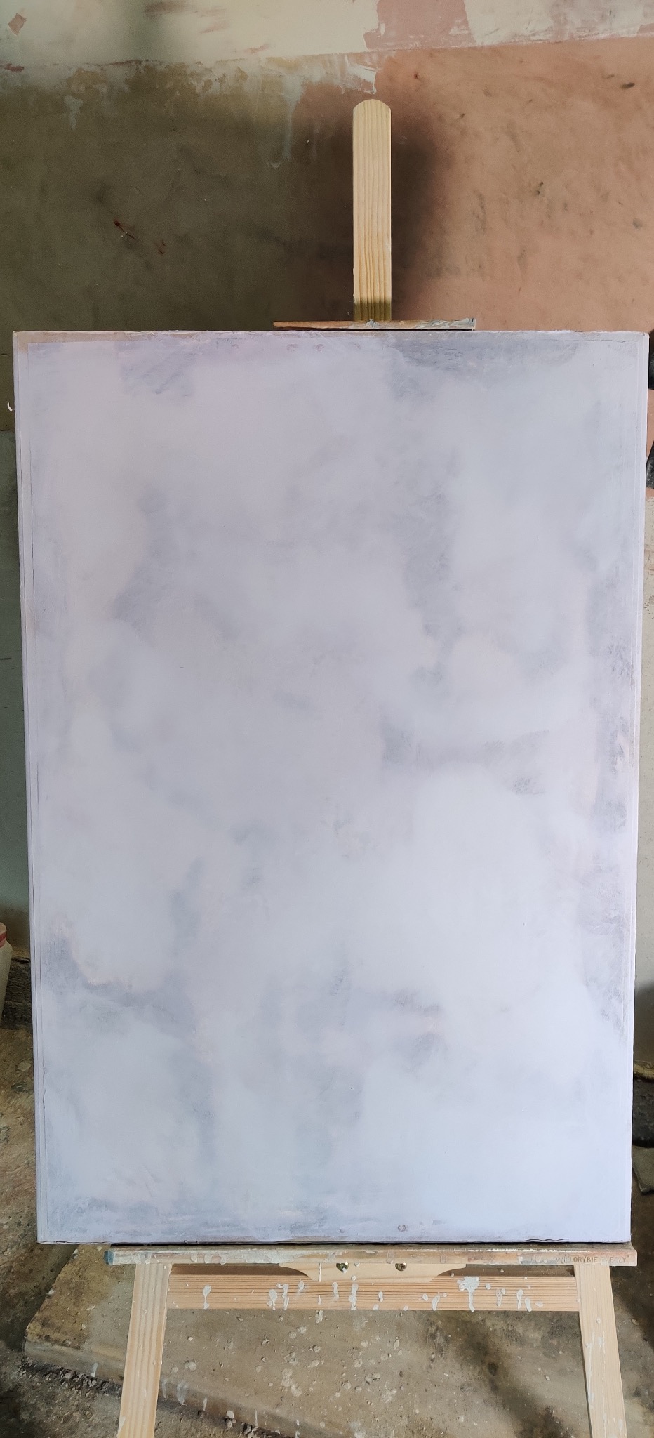 Ściana po szpachlowaniu z efektem chmur, przygotowana do malowania. Widoczny stelaż i fragment surowej ściany w tle. Szpachlowanie wykonane z efektem dekoracyjnym.