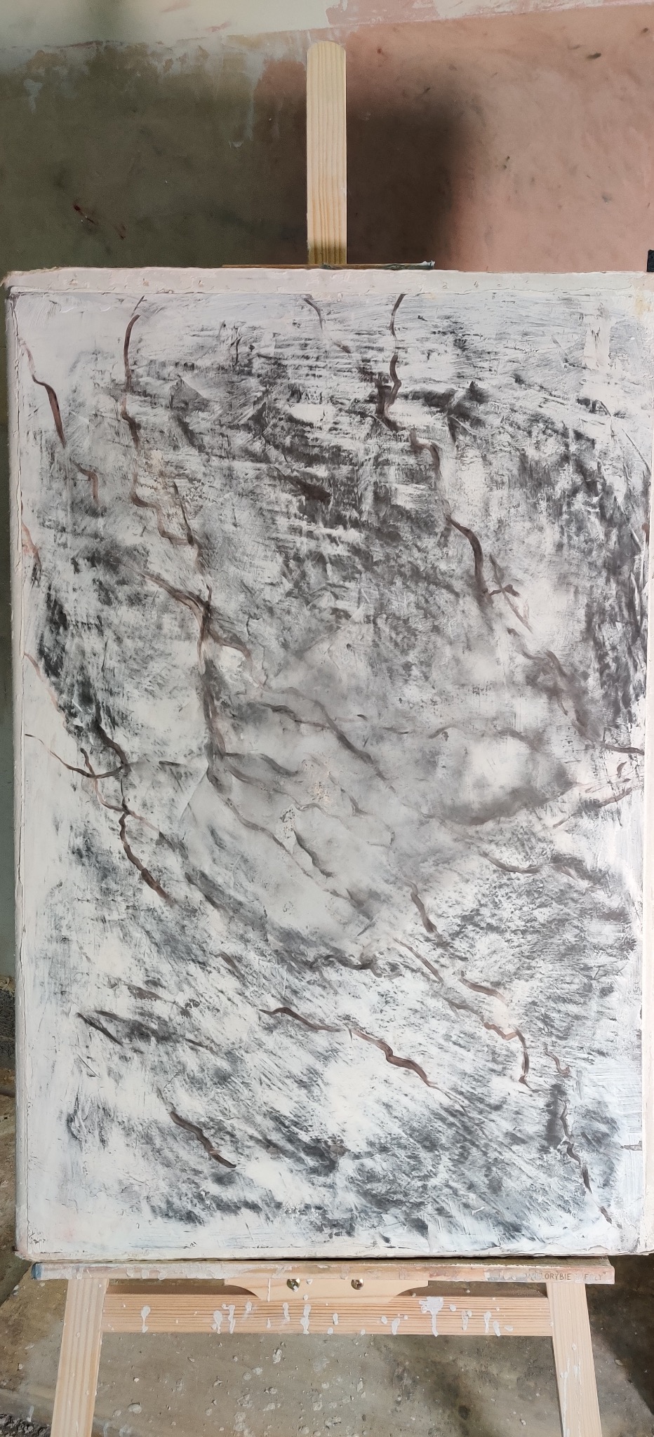 Efektowna ściana z unikalną fakturą imitującą marmur, wykonana techniką dekoracyjną. Widoczne detale pracy na sztalugach.