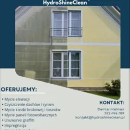 Mycie elewacji: budynek podzielony na pół – lewa strona brudna, prawa czysta. Porównanie efektu przed i po czyszczeniu elewacji. HydroShineClean.