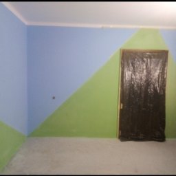 Marek - Pokój po malowaniu ścian w geometryczne wzory (błękit i zieleń), zabezpieczone drzwi folią malarską, drabina oparta o ścianę. Nietypowe połączenie kolorów.