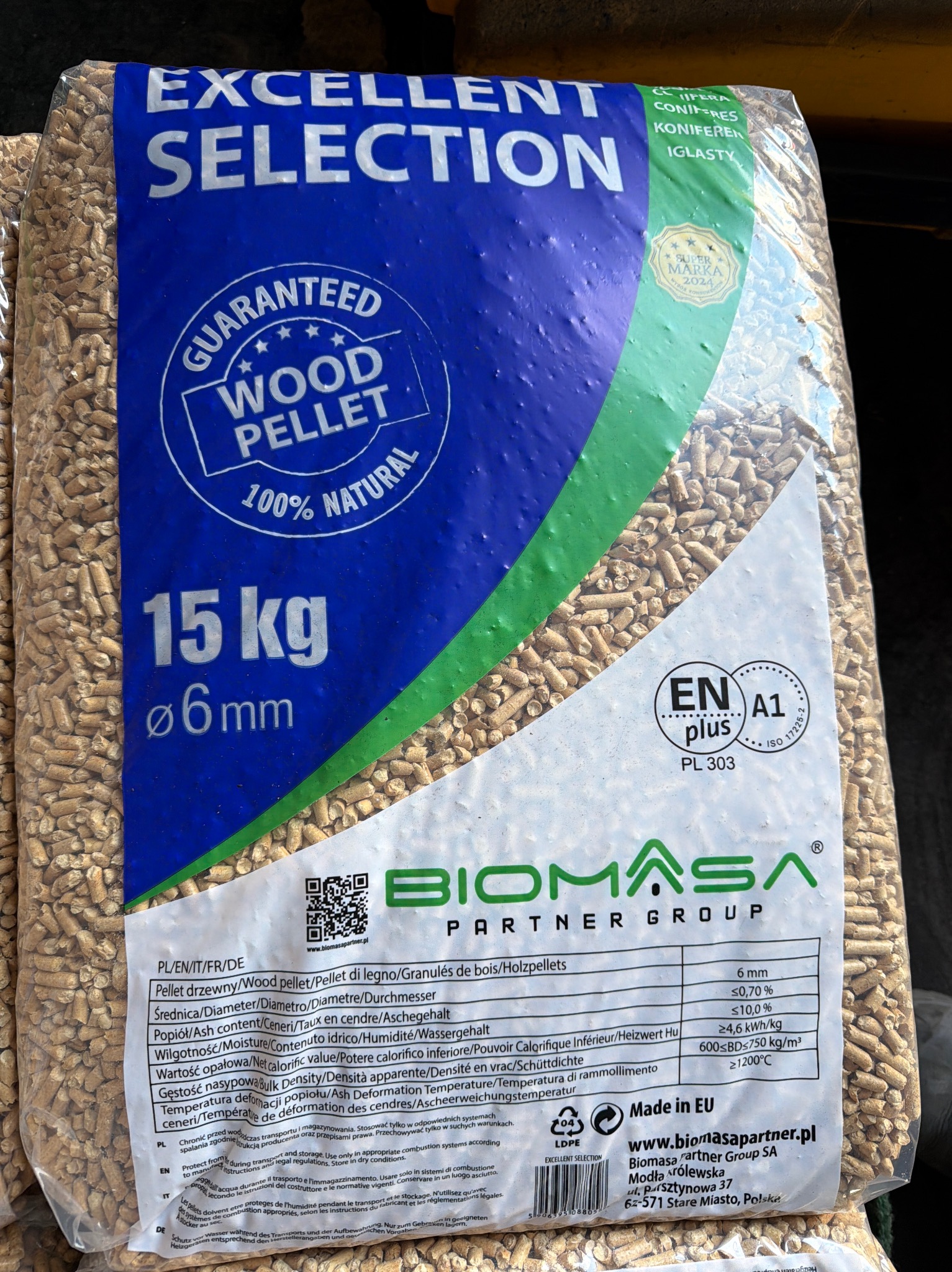 Worek pelletu drzewnego 15 kg z certyfikatem EN A1 plus, marki Biomasa Partner Group. Widoczne parametry techniczne i adres producenta.