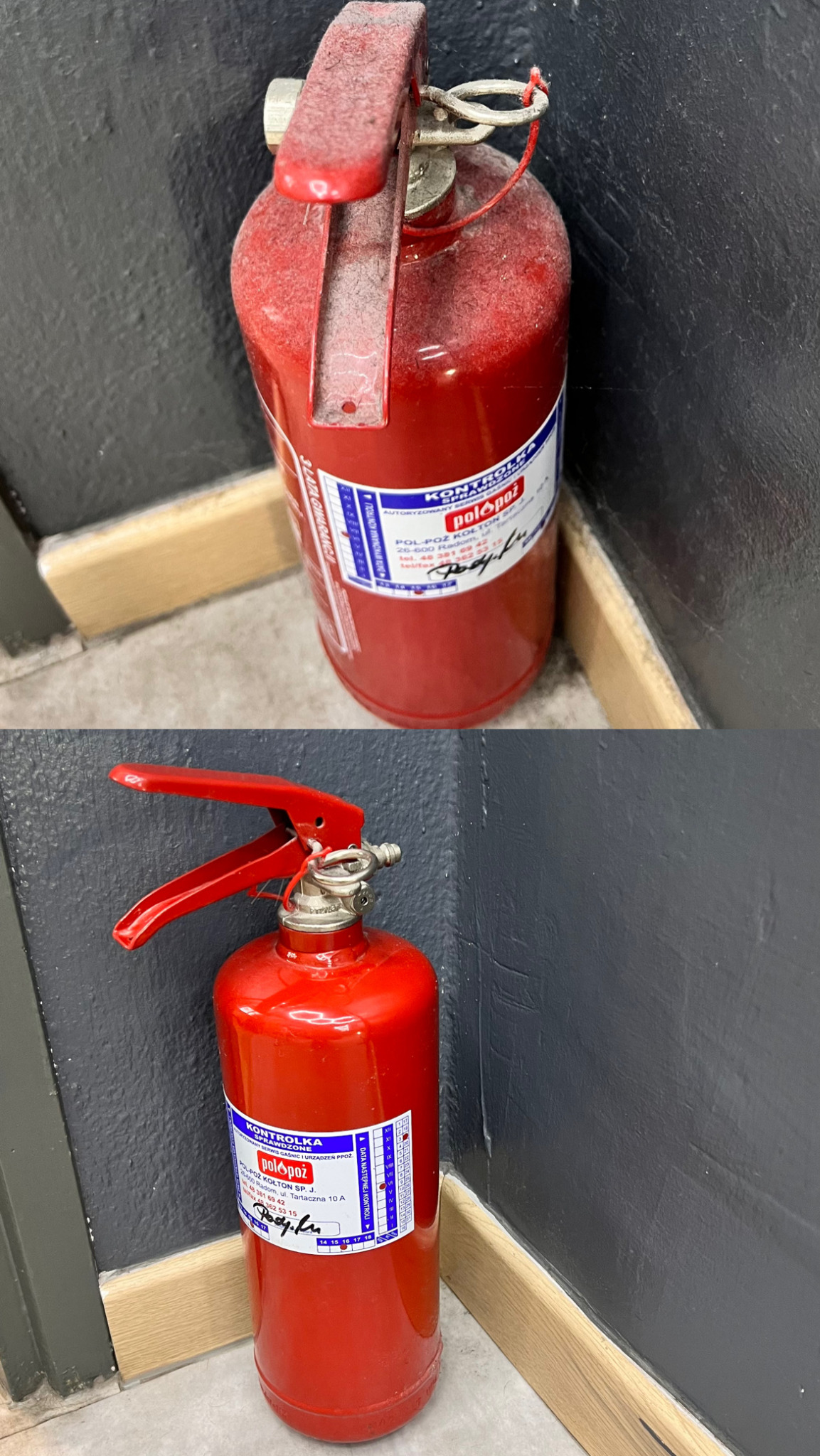 Dwa ujęcia czerwonej gaśnicy proszkowej Pol-Poz stojącej w rogu pomieszczenia, widoczne ślady kurzu na górnej gaśnicy, dolna gaśnica czysta, po serwisie.