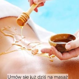Masaż miodem to starożytna technika terapeutyczna, która łączy działanie relaksacyjne masażu z odżywczymi i oczyszczającymi właściwościami miodu. 
