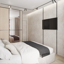 BLANKY STUDIO Pracownia Architektury Wnętrz - Nowoczesna sypialnia z łóżkiem, telewizorem na ścianie i przesuwnymi drzwiami szafy z lustrem. Minimalistyczny design, stonowana kolorystyka, oświetlenie punktowe.