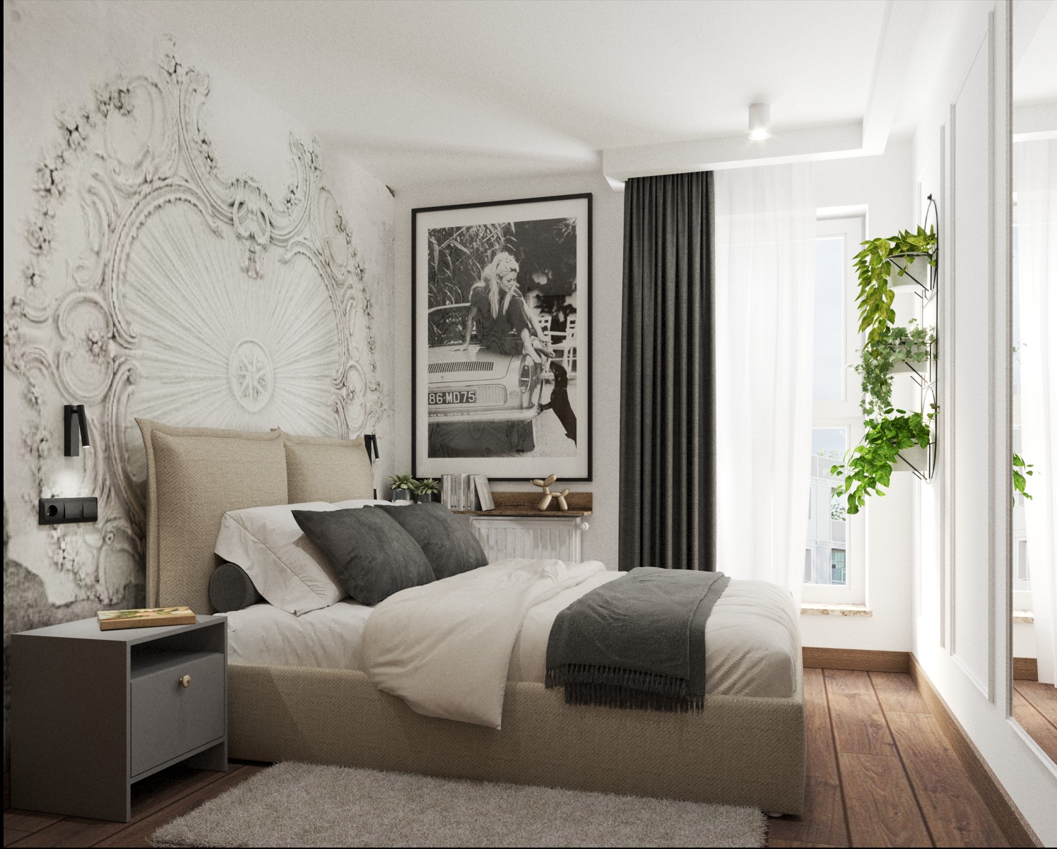 Stylowa sypialnia z łóżkiem, dekoracyjną ścianą z ornamentem i czarno-białym plakatem. Rośliny doniczkowe przy oknie dodają świeżości. Drewniana podłoga i szary dywan.