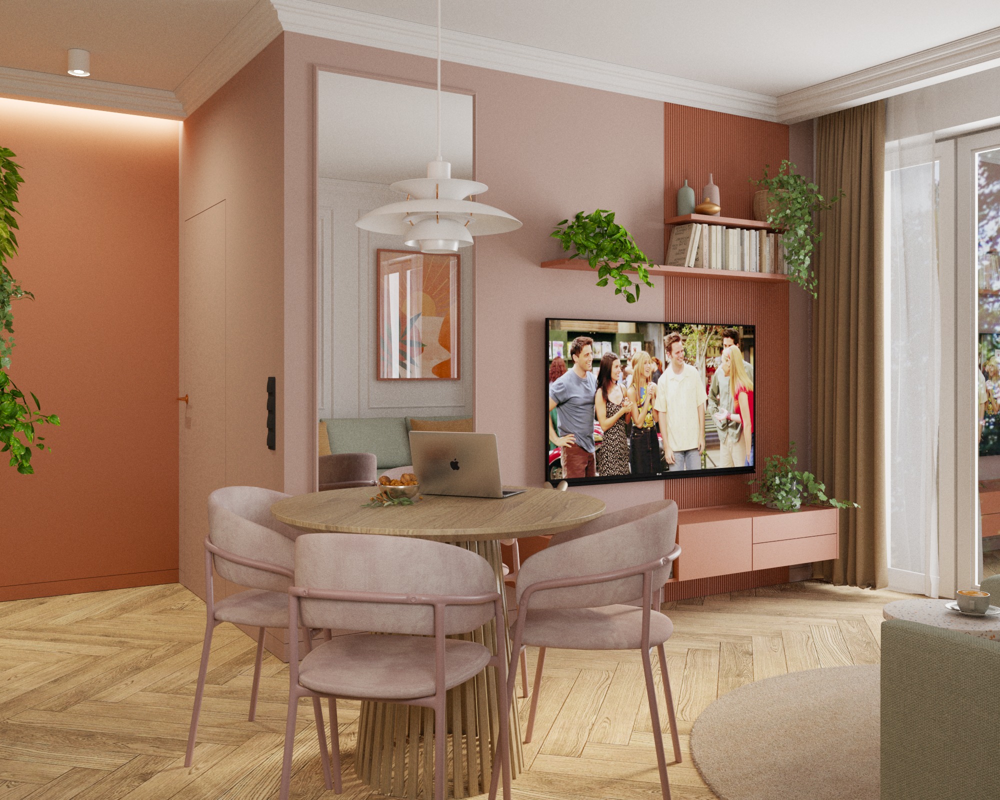 Stylowa aranżacja wnętrza w odcieniach różu i brązu. Okrągły drewniany stół z laptopem, krzesła z różową tapicerką, telewizor z włączonym serialem, drewniana podłoga.