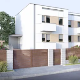 Nowoczesne ogrodzenie posesji z brązowych, poziomych paneli i szarych słupków betonowych, na tle białego, dwukondygnacyjnego domu z balkonami i zielenią.