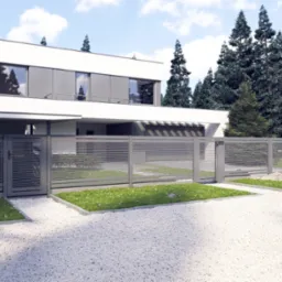 Nowoczesna, pozioma brama metalowa w kolorze szarym, z przesuwnym skrzydłem, przed białym domem z płaskim dachem i żwirowym podjazdem. Tło stanowią wysokie drzewa.