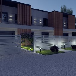 Daniel Zakrzewski Ogrodzenia - Nowoczesne, poziome ogrodzenie panelowe z bramą przesuwną, oświetlone lampami ogrodowymi, przed szeregową zabudową w wieczornym oświetleniu.