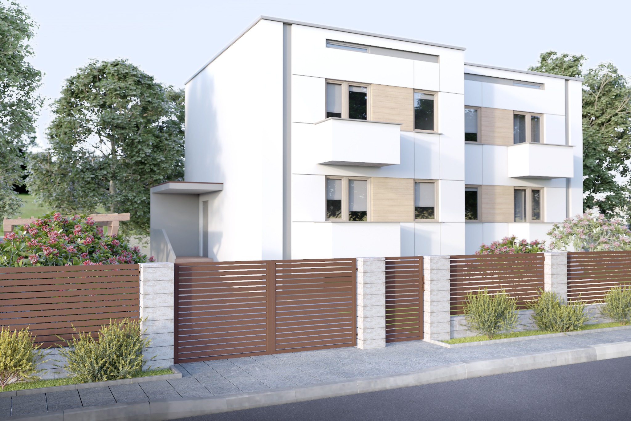 Nowoczesne ogrodzenie posesji z brązowych, poziomych paneli i szarych słupków betonowych, na tle białego, dwukondygnacyjnego domu z balkonami i zielenią.