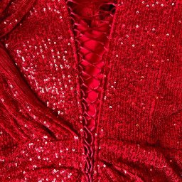 Tetiana Chyzh Colorpak - Czerwona, cekinowa suknia z wiązaniem na plecach, ukazana z bliska. Widoczne detale materiału i precyzyjne wykończenie. Elegancki krój i intensywny kolor.