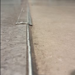 NARON SPÓŁKA Z OGRANICZONĄ ODPOWIEDZIALNOŚCIĄ - Wymiana listwy podłogowej wejścia do sklepu wielkopowierzchniowego w galerii hndlowej