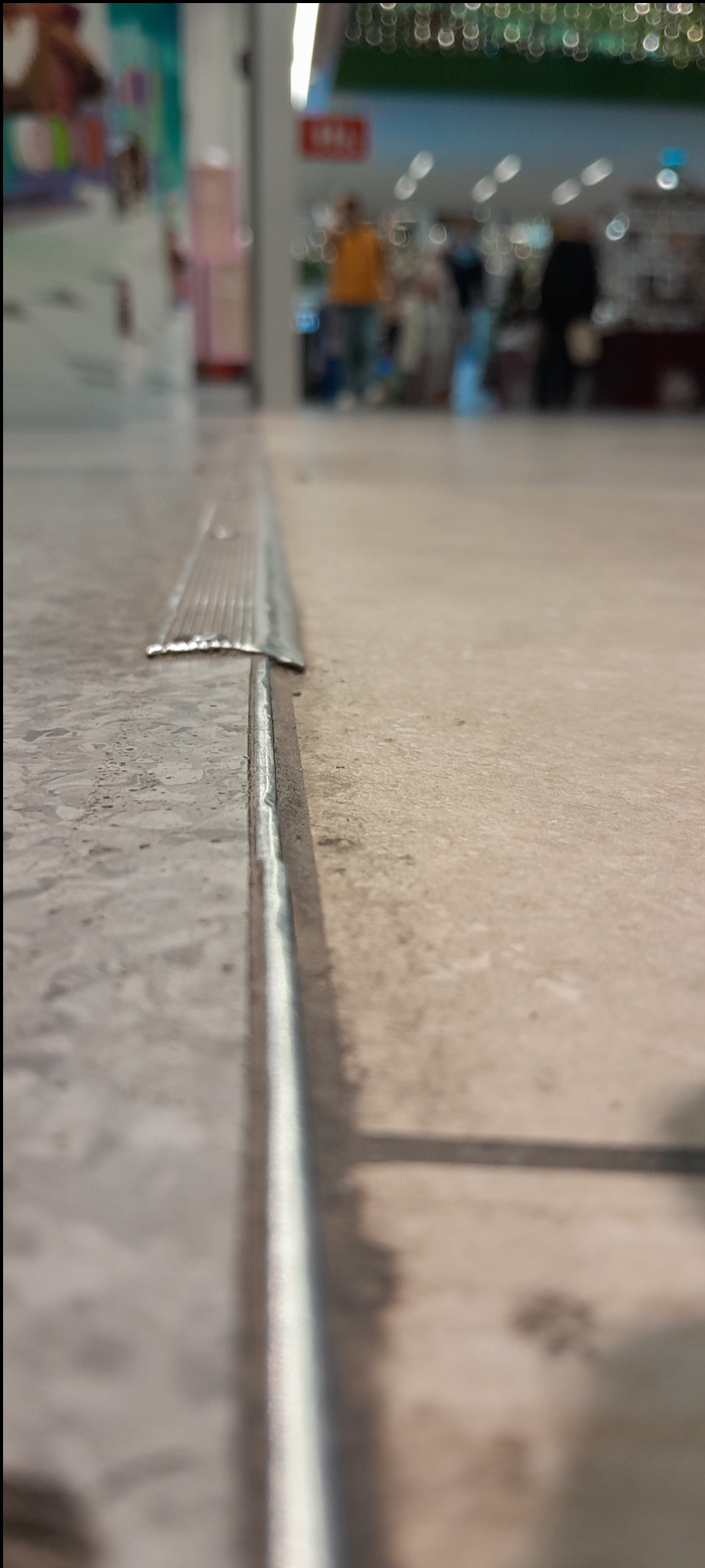 Wymiana listwy podłogowej wejścia do sklepu wielkopowierzchniowego w galerii hndlowej