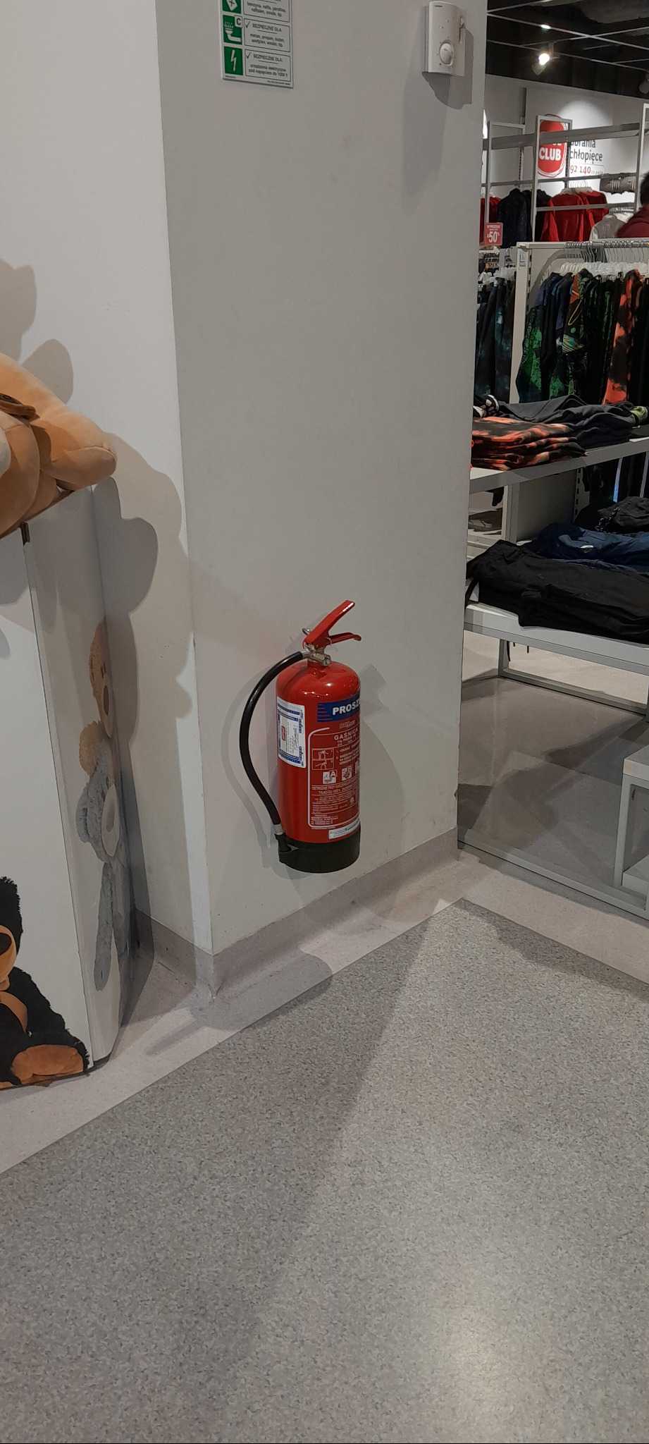 Montaż gaśnic w obiektach handlowych