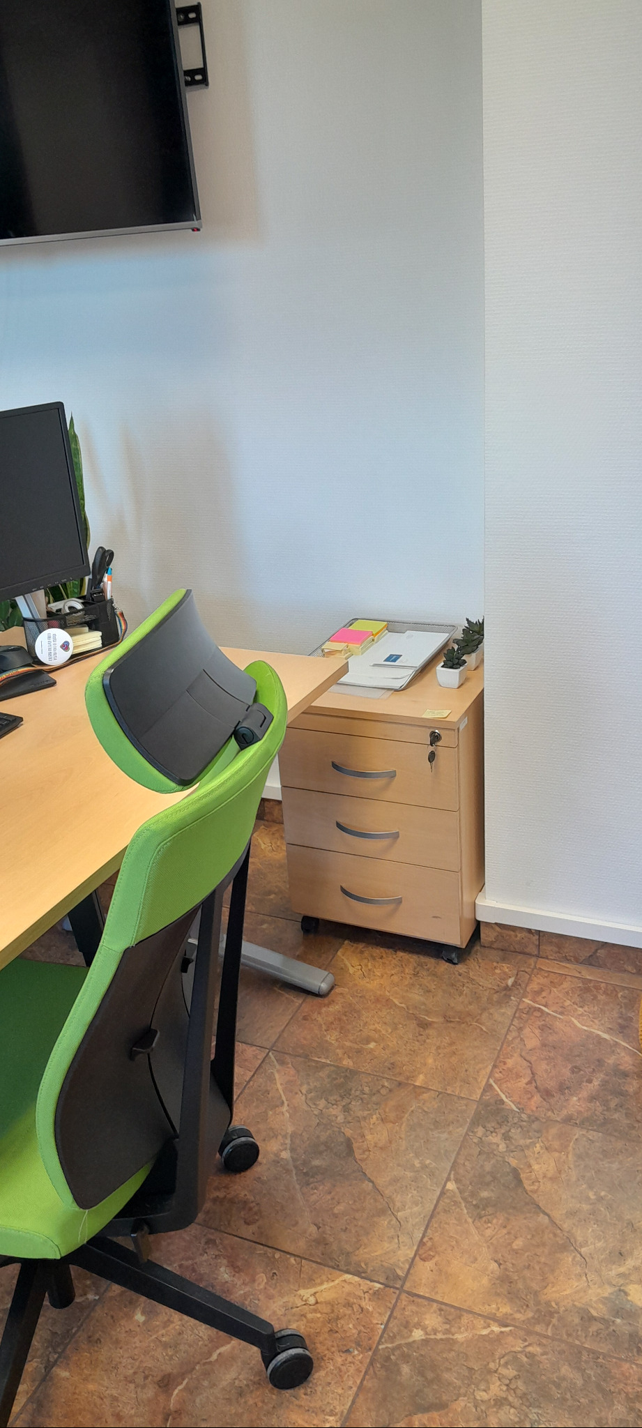 Montaż mebli stanowiska roboczego oraz wymiana zamka szafki