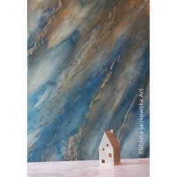 Absolutny HIT wśród wnętrzarskich doznań estetycznych - imitacja labradorytu. Piękne kolory, spękania i delikatny połysk sprawią, że obok ściany z takim wykończeniem nie przejdziesz obojętnie. Marmur, onyks, labradoryt? Jaki minerał wybierasz dla siebie?