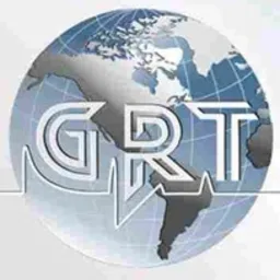 Grafika logo GRT na tle mapy świata w odcieniach szarości i błękitu. Charakterystyczna linia EKG wkomponowana w litery. Minimalistyczny design.