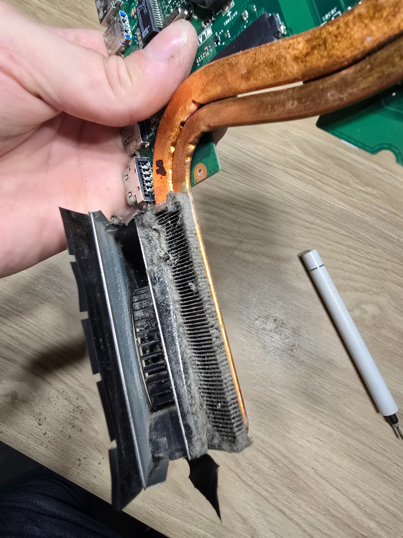 Przegrzewający się laptop. Czyszczenie układu chłodzenia