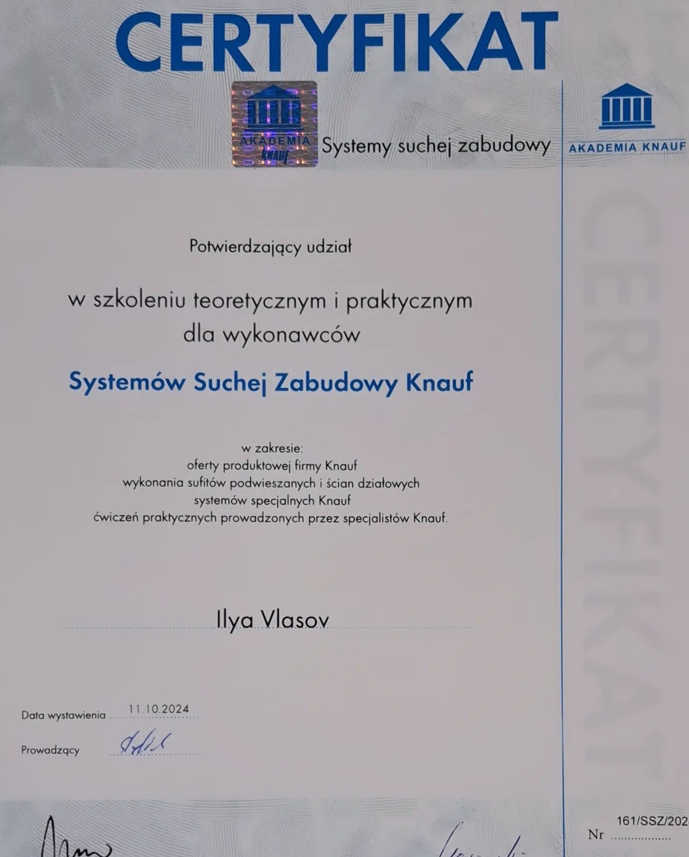 Certyfikat Akademii Knauf potwierdzający udział w szkoleniu z systemów suchej zabudowy dla wykonawców, z hologramem i podpisem prowadzącego. Data wystawienia 11.10.2024.