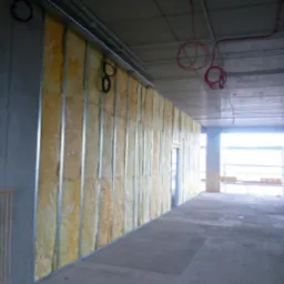 ściany działowe w pomieszczeniach biurowych