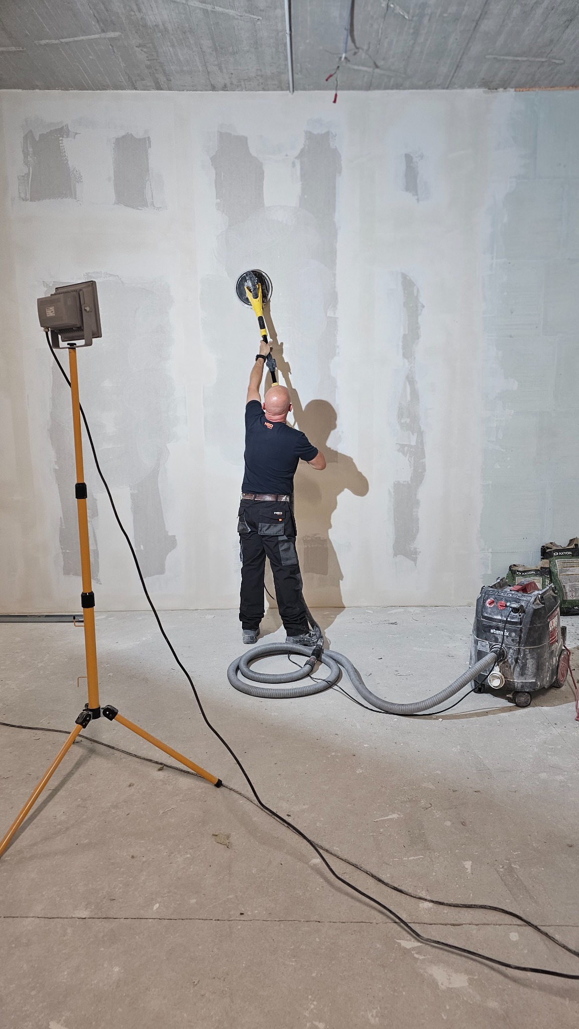 Budowa ścian działowych w pomieszczeniu biurowym