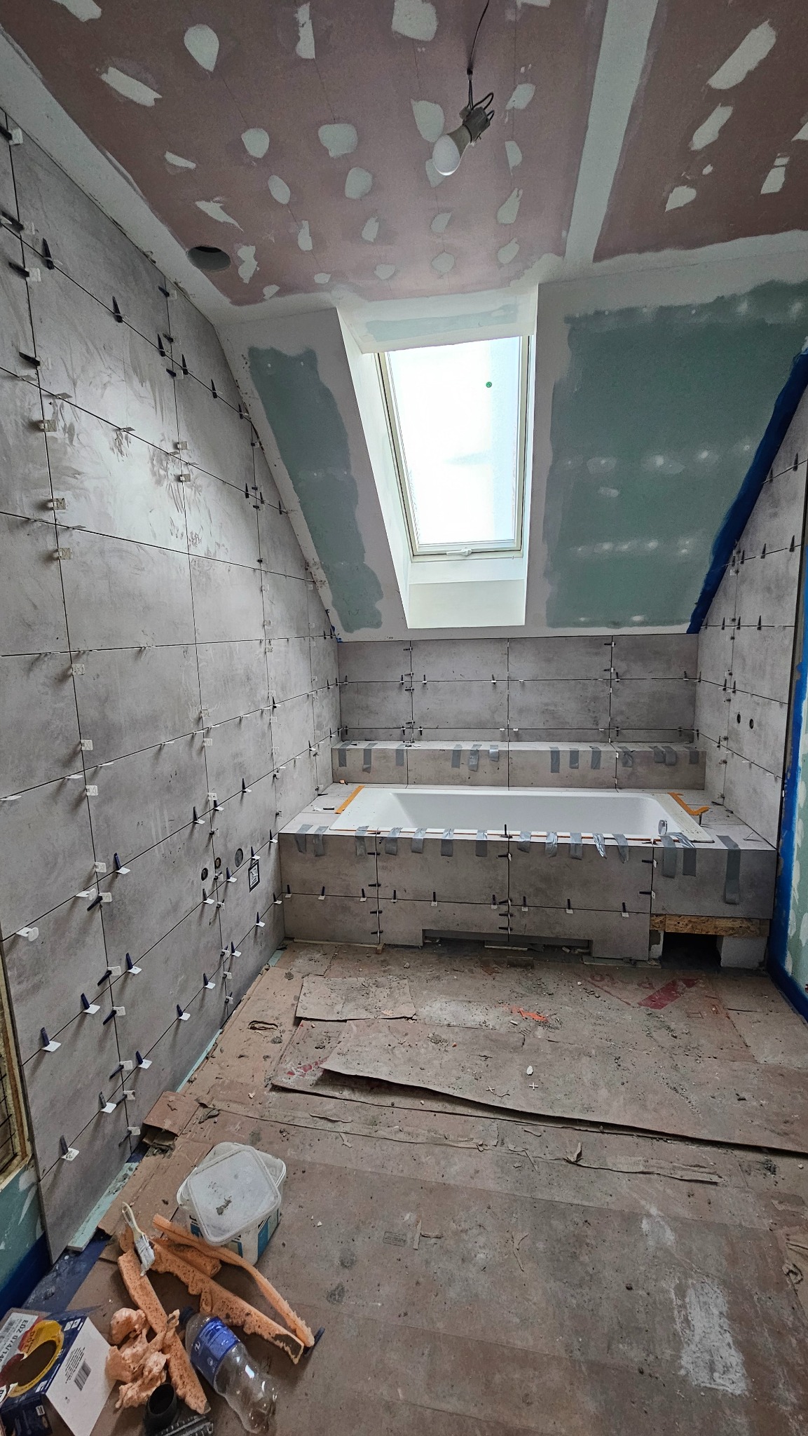 prace wykończeniowe w łazience- glazura i zabudowa skosów