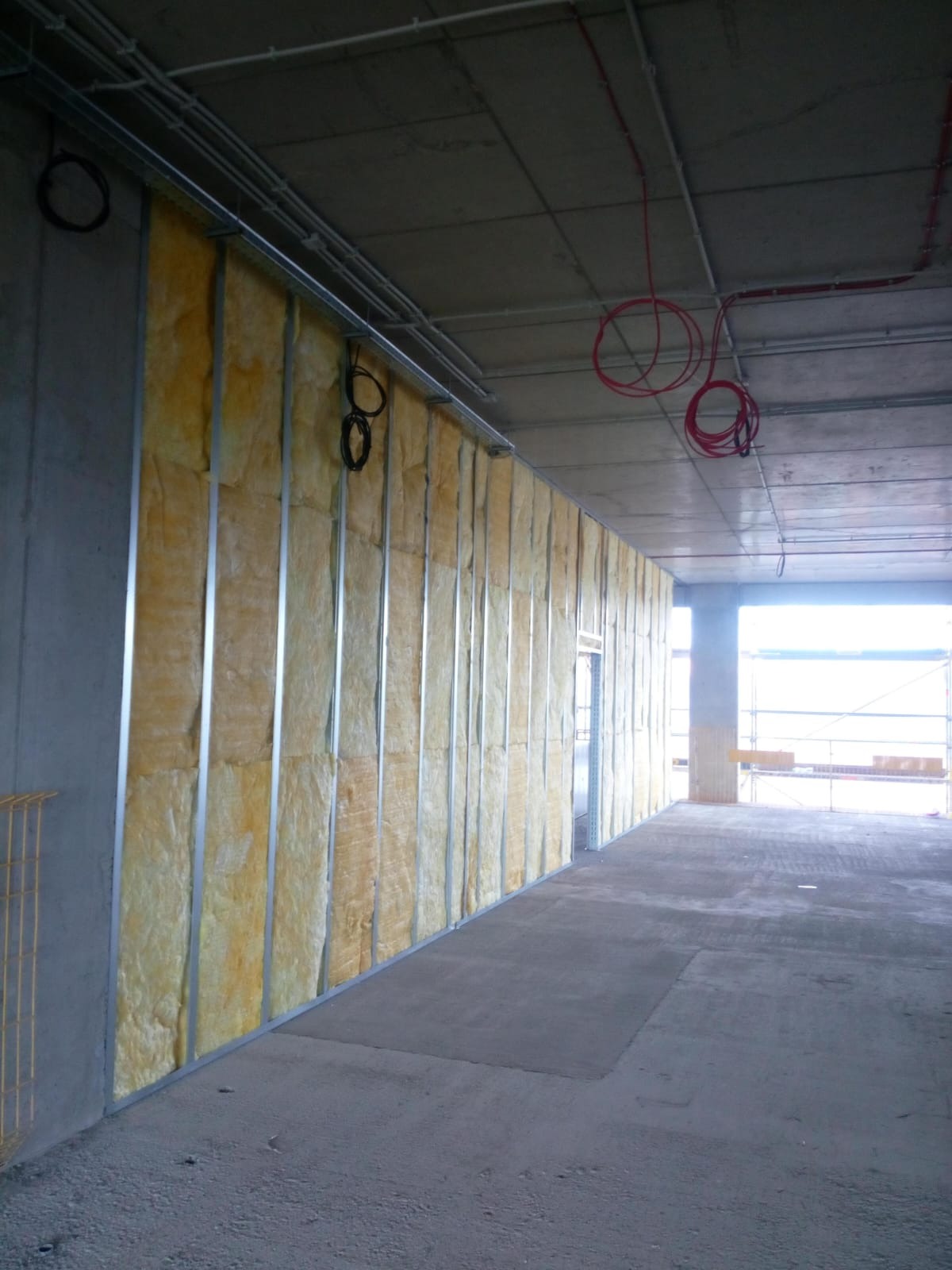 ściany działowe w pomieszczeniach biurowych